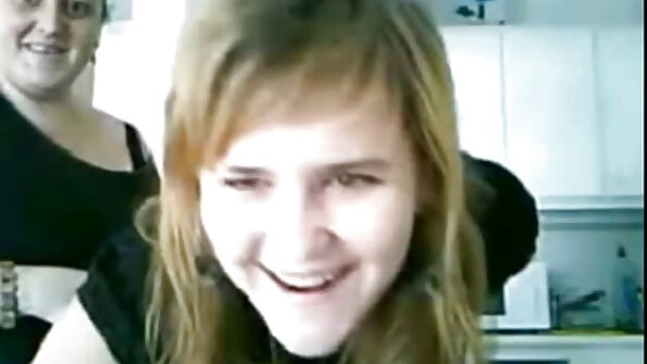 Fruen prutter i ansigtet erotiski video på sin slave.