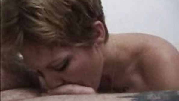 En seksa porno video ung pige blev sat udenfor med en vibrerende vaginal kugle.