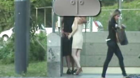 En smuk pige tilbød at lave en video af bezmaksas seks filmas hende sutter og knepper på hesteryg.