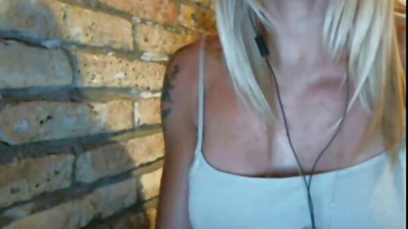 Porno i bygningen af ​​en forladt meitenes seksam klub hang cool ud.