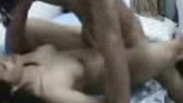 Stærk orgasme af en pige, der knepper i en kræftstilling. erotiski video