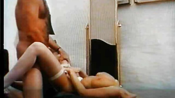 Hispanic kvinde porno filmas par brivu med sin værelseskammerat i hostel.