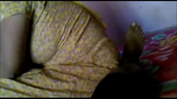 En ung onanerer med en knytnæve latviesu seks video på et webcam.
