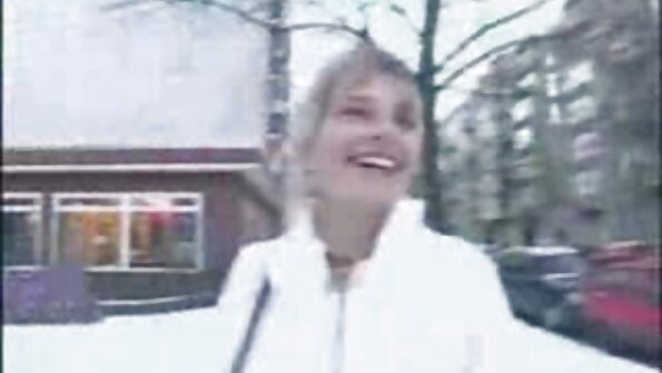 Milena slappede af ved porno filmas onlaina Sortehavet og pissede nøgen på stranden.