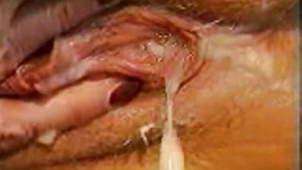 Slutty rødhåret knepper vecmaminu sex porno behåret fisse med agurk.